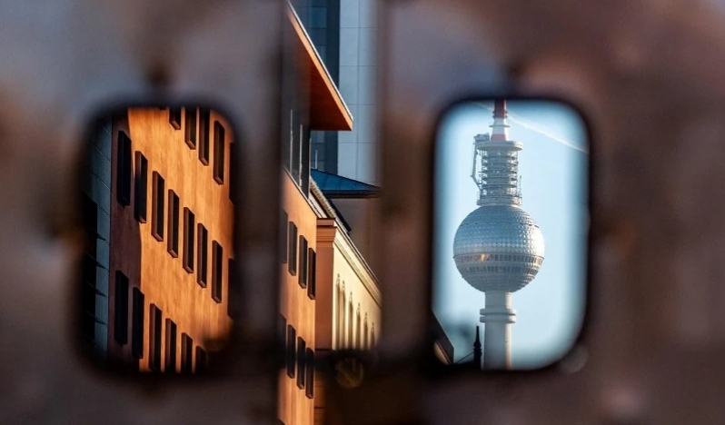 Almanya büyüme tahminlerini düşürdü