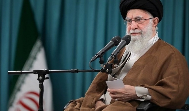 Ayetullah Hamenei: Siyonist rejim darbelerimiz altında ezildi