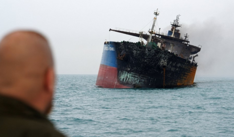 Denizde yeni cephe: Fuceyra açıklarında tanker vuruldu