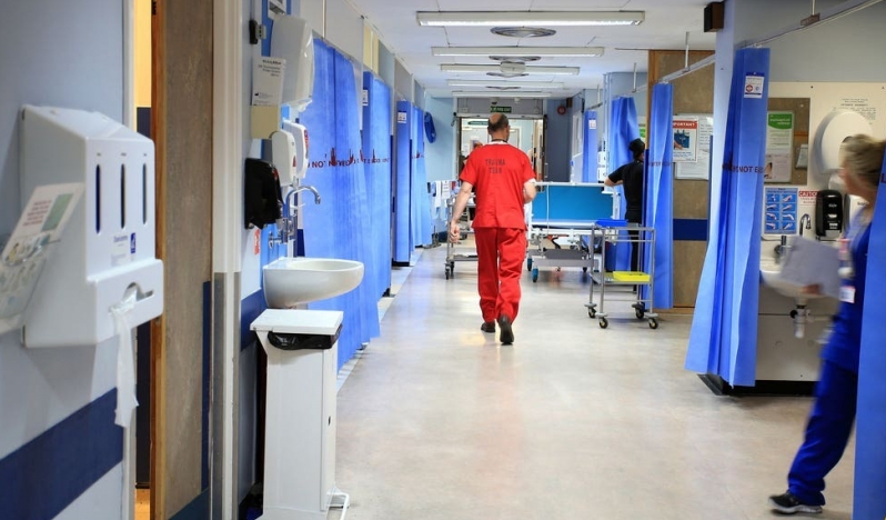 Doktorlar ve hemşireler ırkçılık nedeniyle İngiltere