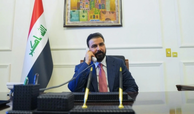 El-Zeydi koltuğa otururken dosyalar kabarık