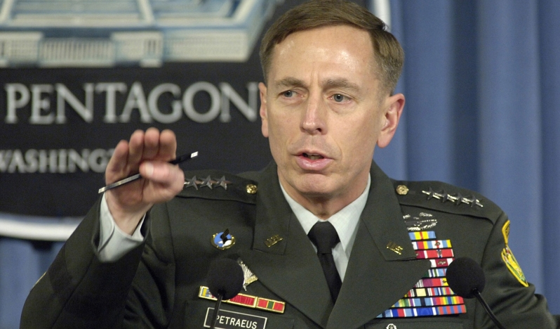 Eski CIA Direktörü Petraeus yeni Irak hükümetiyle görüştü