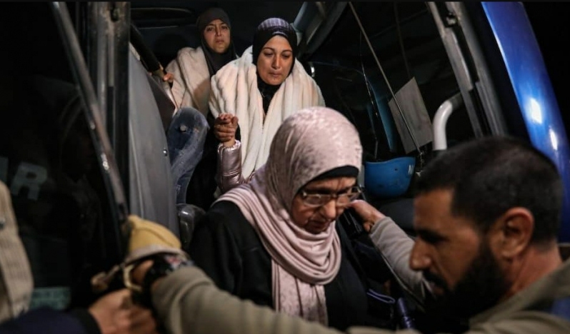 Gazze’ye dönüşte kelepçe, sorgu ve aşağılama