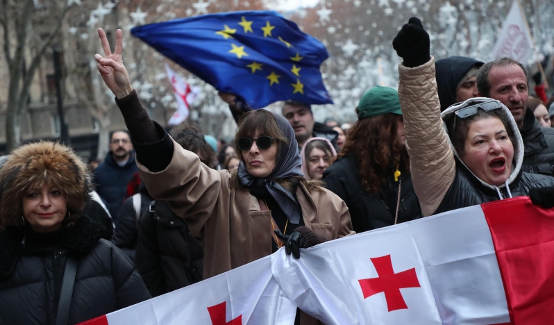 Gürcistan parlamentosu önünde protesto