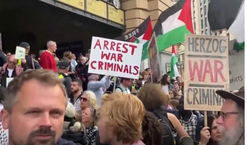 Herzog Avustralya’da kitlesel protestolarla karşılandı