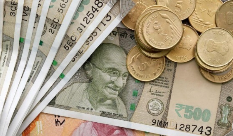 Hindistan rupisi petrol fiyatlarındaki yükselişle tarihi dipte