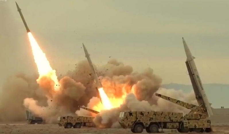 İran, Bahreyn’deki ABD askeri üssünü vurdu