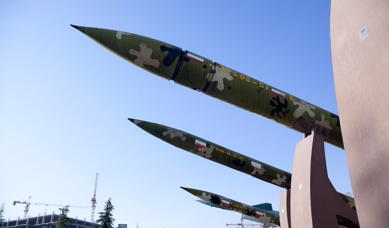 İran balistik füzelerle İsrail ve ABD üslerini vurdu