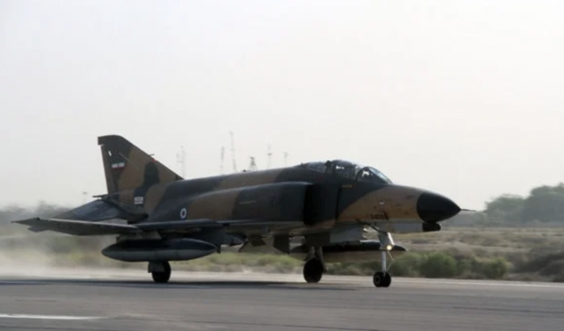 İran’da askeri eğitim uçağı düştü