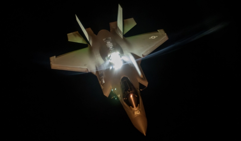 İran, Qeşm adasına saldıran bir uçağı düşürdü