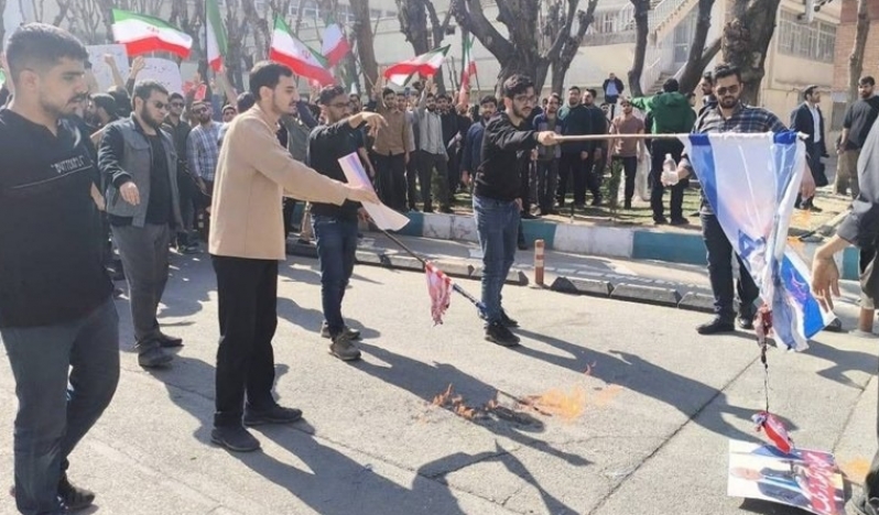 İranlı öğrenciler ocak ayı kurbanları için toplandı: İsrail bayrağı yakıldı