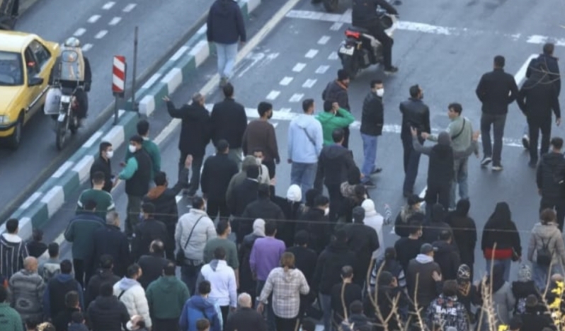 İranlılar, ABD-İsrail destekli vandalizme karşı sokaklara döküldü