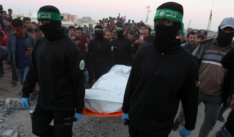 Kassam Tugayları üç İsrail askerinin cesedini Kızılhaç