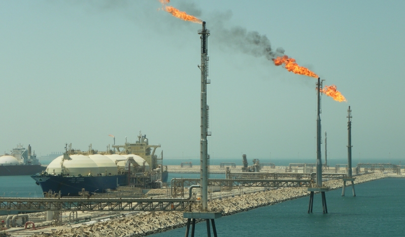 Katar açıklarında bir tankere iki füze isabet etti