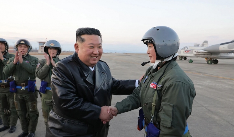 Kim Jong-un hava kuvvetlerine 