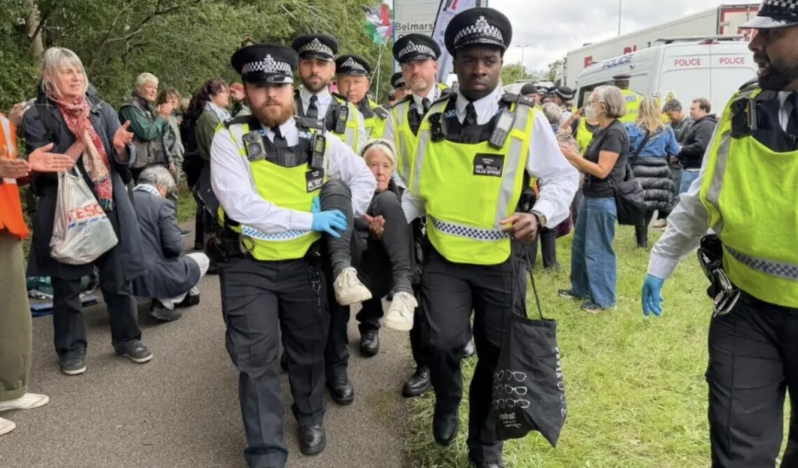 Londra polisinden Palestine Action aktivistlerine sert müdahale