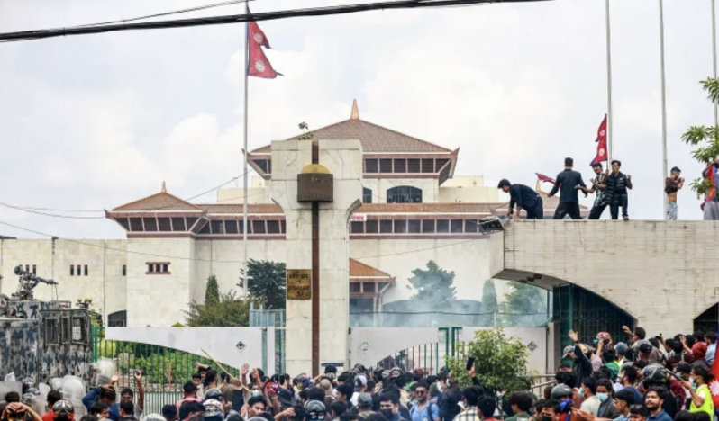 Nepal’de ölü sayısı 50’yi geçti: Başbakan istifa etti, sokaklar karıştı