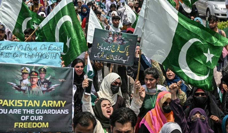 Pakistan kaynıyor: İran