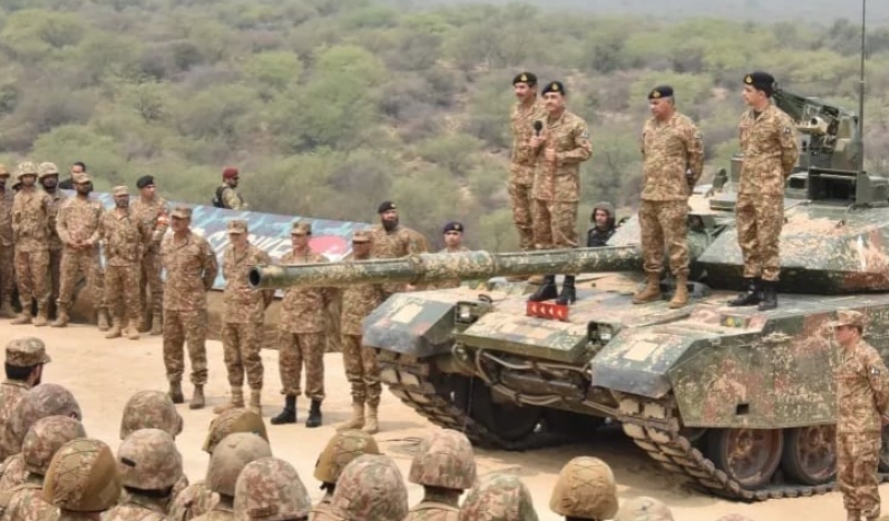 Pakistan sınır hattındaki Afgan askeri unsurlarını hedef aldı