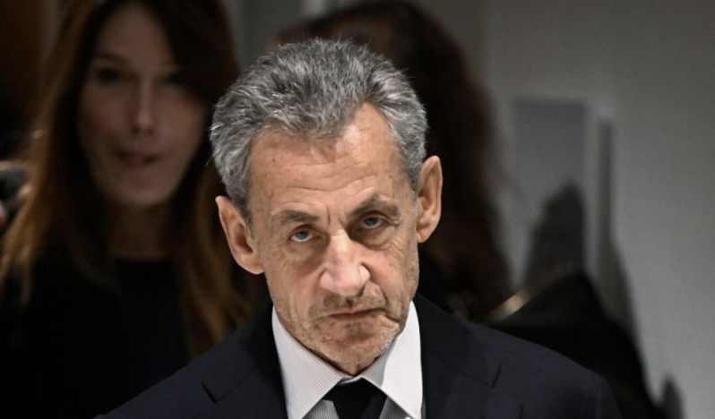 Paris’te Sarkozy’nin akıbeti belirsizliğini koruyor