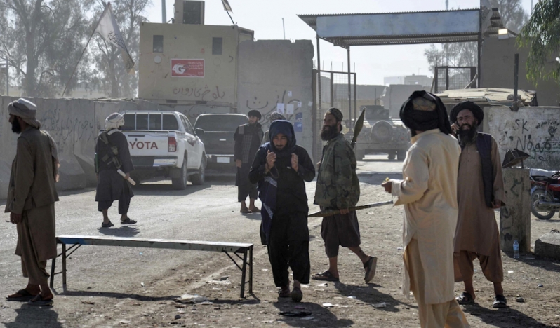 Taliban ve Pakistan güçleri sınırda karşı karşıya