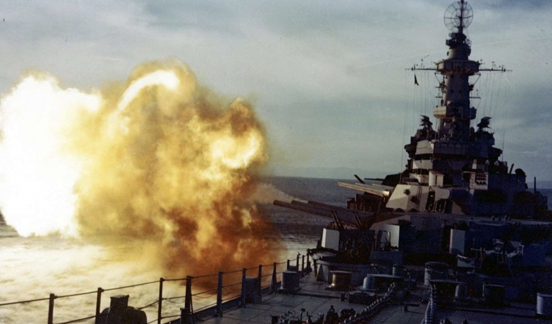 USS Ford uçak gemisinde yangın çıktı