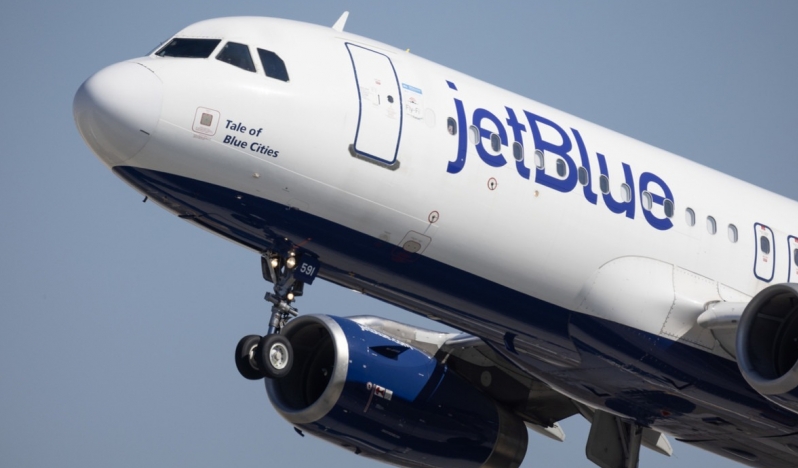 Venezuela yakınında yolcu uçağı Amerikan savaş jetiyle çarpışma tehlikesi atlattı