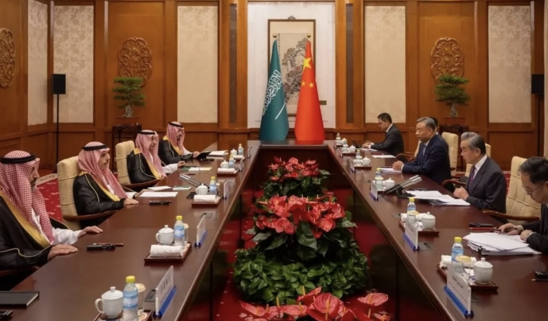 Wang Yi ve Bin Farhan Pekin